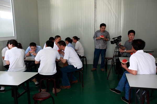公司员工在休息室吃西瓜降暑